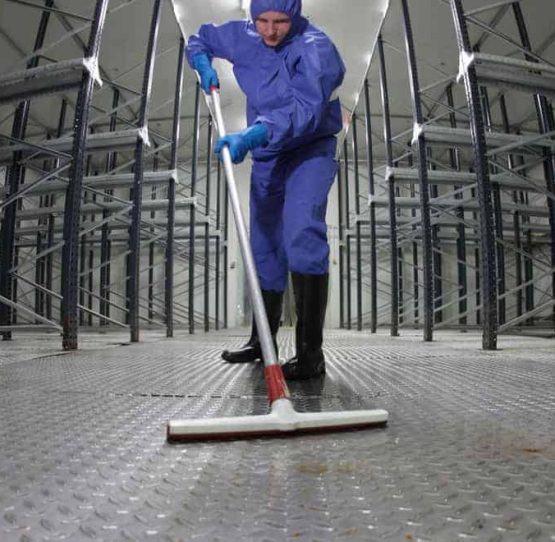 CleaningFactoryfloor-shutterstock_129427808 CleaningFactoryfloor-shutterstock_129427808